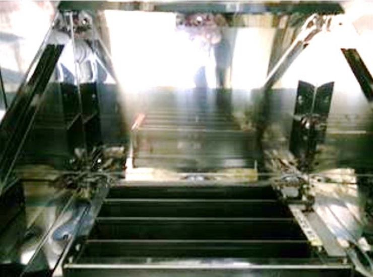 フライヤフード内清掃後