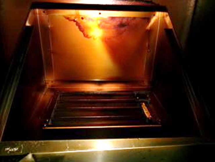 フライヤーフード内清掃前